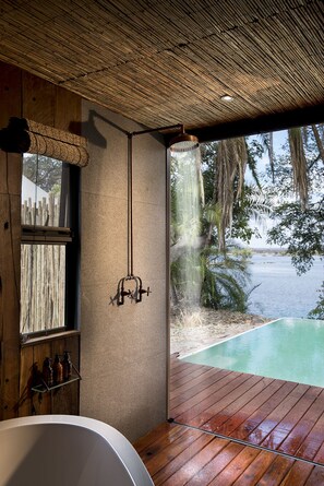 Tina y regadera independientes, amenidades de baño gratuitas, batas 