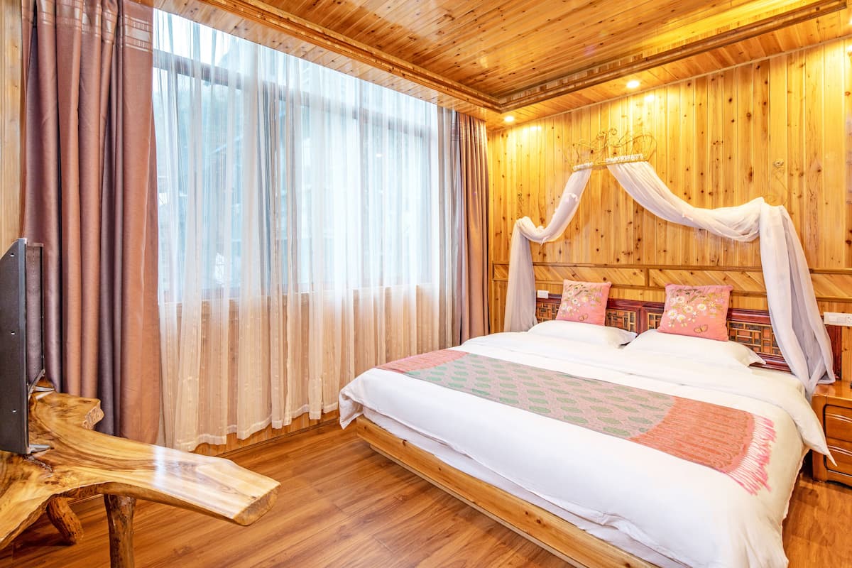Leisure Suite | Desk, blackout drapes, soundproofing, free WiFi