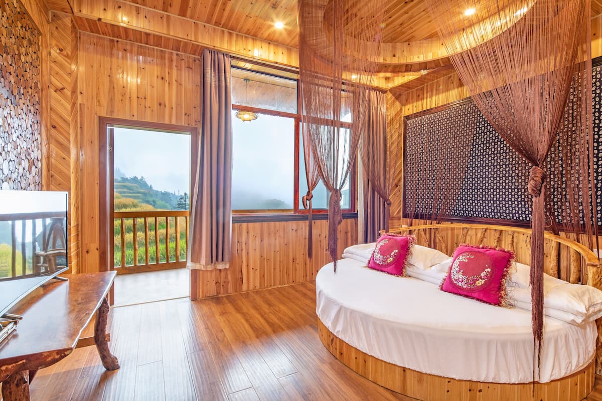 Romantic Round Bed Room | Desk, blackout drapes, soundproofing, free WiFi