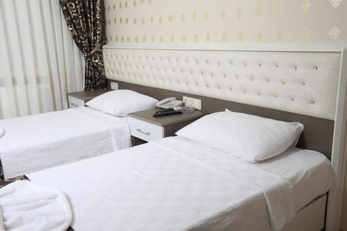 Premium bedding, desk, iron/ironing board, WiFi (free)