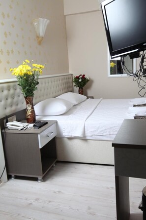 Premium bedding, desk, iron/ironing board, free WiFi