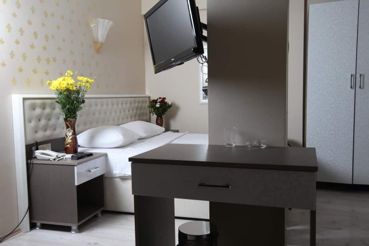 Premium bedding, desk, iron/ironing board, WiFi (free)