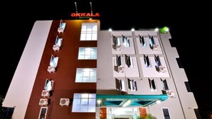 Un hôtel au design moderne, doté de nombreux balcons et de systèmes de climatisation.