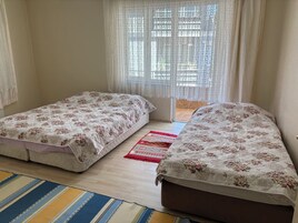 1 habitación, decoración personalizada y tabla de planchar con plancha 