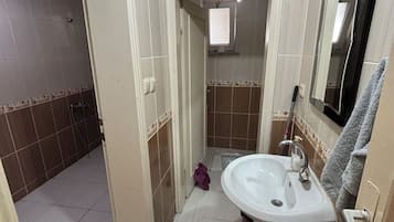 Basic Apartment (4 Pax) | Bathroom | Shower, hair dryer, towels