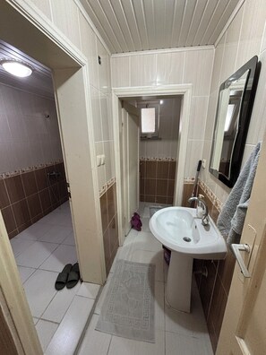 Basic Apartment (4 Pax) | Bathroom | Shower, hair dryer, towels - Amasra Seçil Günlük Kiralık Daire  (Amasra)