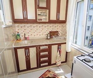 Refrigerador con freezer, horno, placa de cocina, tetera/pava eléctrica