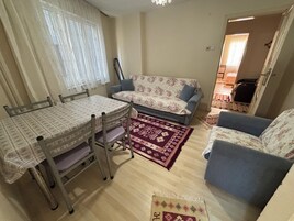 1 habitación, decoración personalizada y tabla de planchar con plancha 