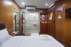 Caja de seguridad en la habitación y escritorio 