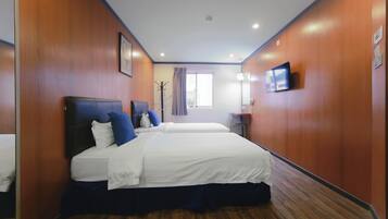 Tweepersoonskamer (with window) | Een kluis op de kamer, een bureau, een strijkplank/strijkijzer