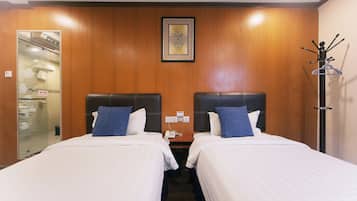 Double Room, No Windows | Peti besi dalam bilik, meja, seterika/papan seterika, Wi-fi percuma