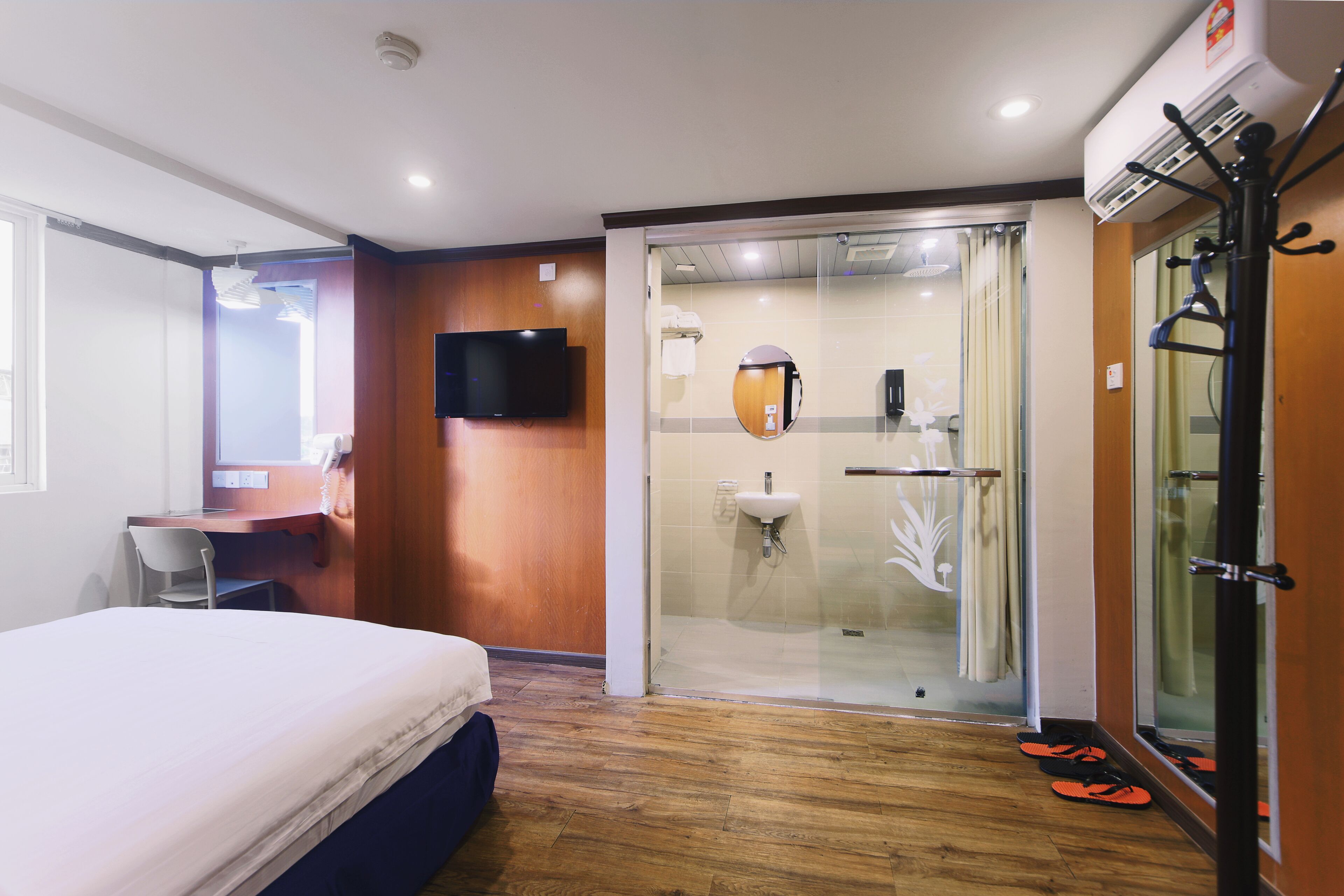 Habitación Deluxe (Queen with window) | Caja fuerte, escritorio, tabla de planchar con plancha y wifi gratis