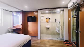 Habitación Deluxe (Queen with window) | Caja fuerte, escritorio, tabla de planchar con plancha y wifi gratis