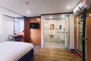 Rom   – deluxe (Queen with window) | Safe på rommet, skrivebord, strykejern/-brett og wi-fi (inkludert)