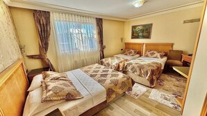 خزنة داخل الغرفة ومكتب وستائر تعتيم وتجهيزات عازلة للصوت