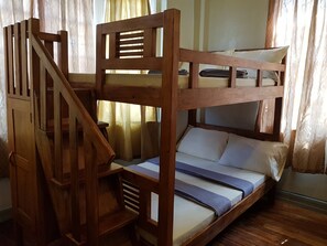 Escritorio y ropa de cama