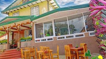 Breakfast, lunch, dinner served; local and international cuisine