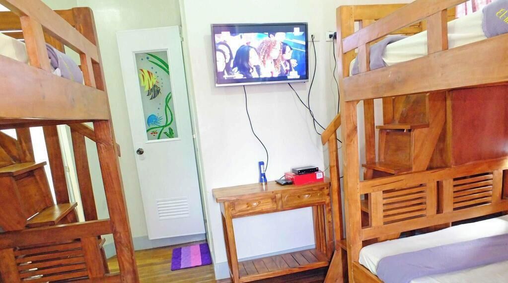 Escritorio y ropa de cama