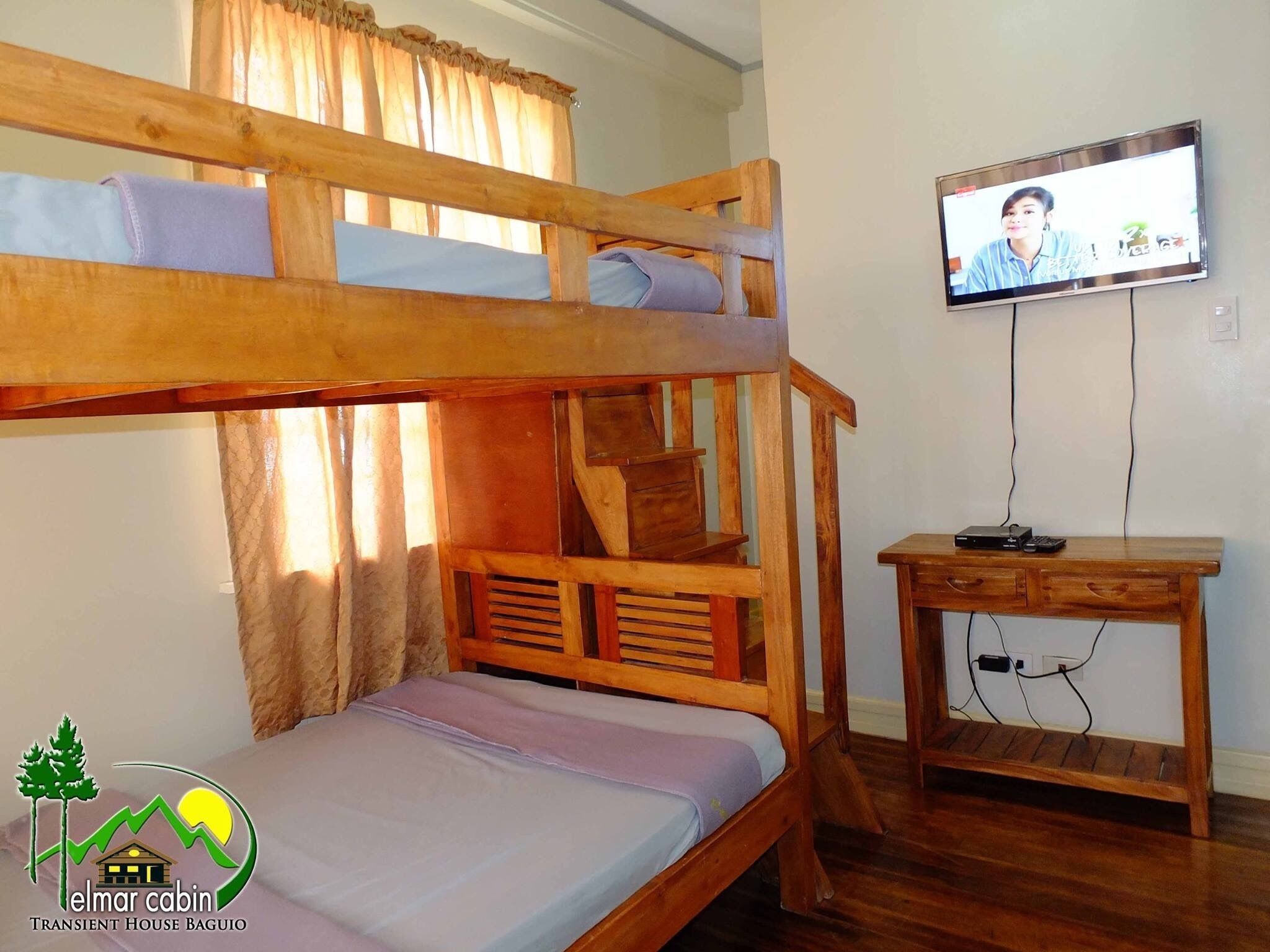 Kamar Quadruple | Meja kerja dan seprai linen