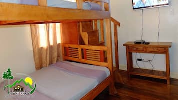 Kamar Quadruple | Meja kerja dan seprai linen