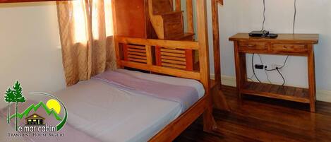 Habitación cuádruple | Escritorio y ropa de cama