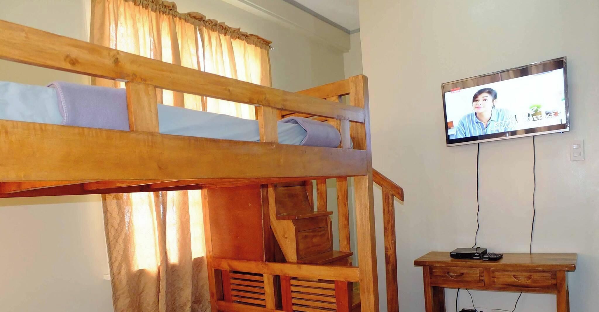 Quadruple Room | Desk, bed sheets