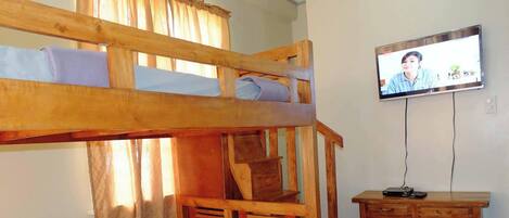 Quadruple Room | Desk, bed sheets