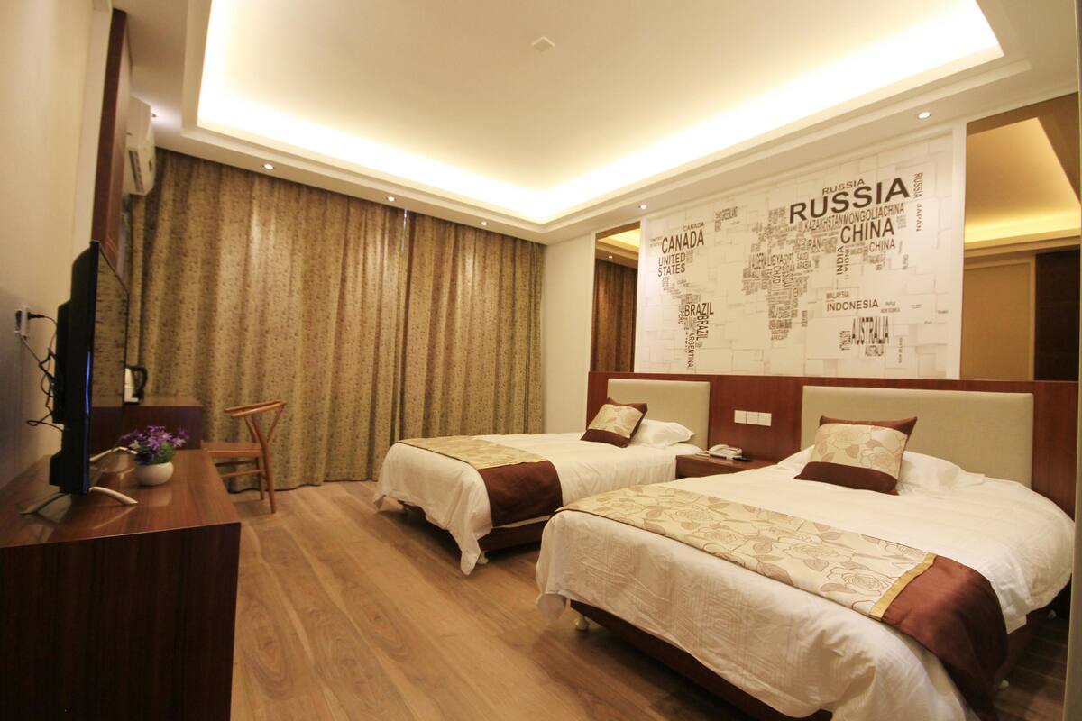 Phòng 2 giường đơn Deluxe, 1 phòng ngủ, có phòng tắm riêng | Bàn, màn/rèm cản sáng, phòng cách âm