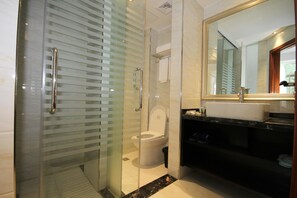 Een douche, een haardroger, pantoffels, handdoeken