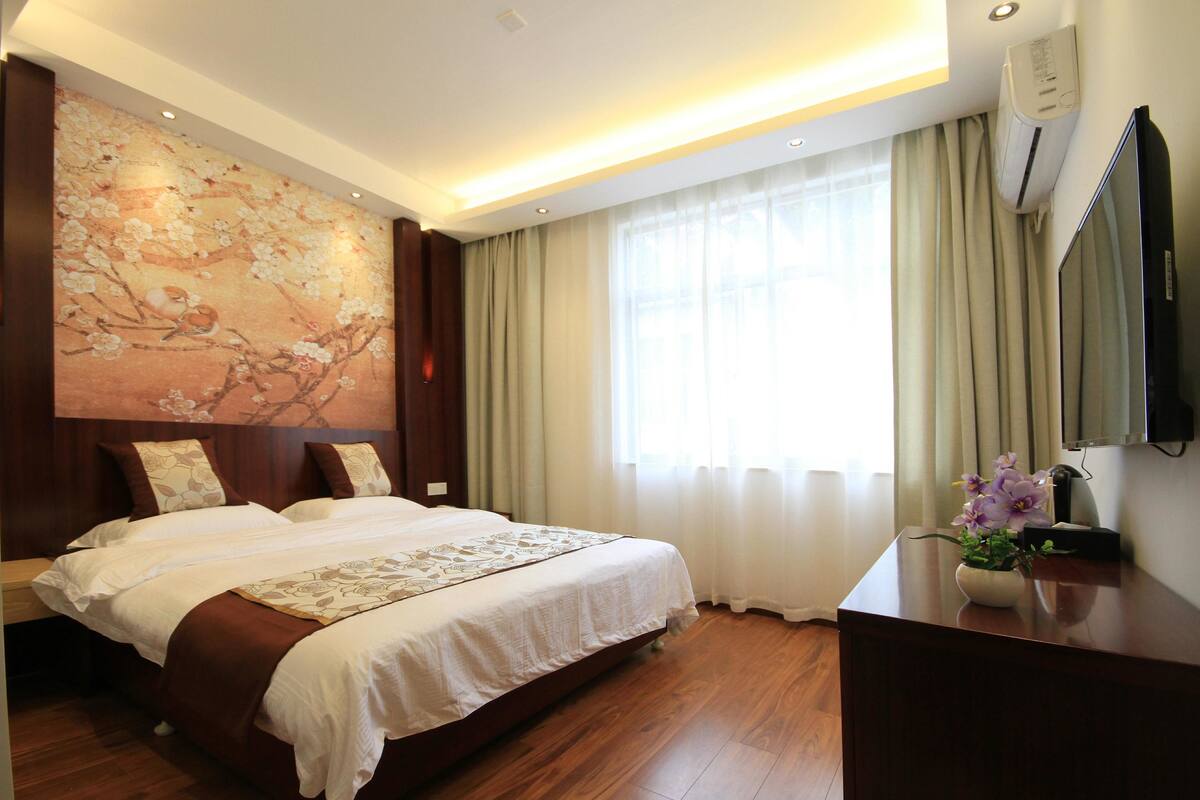 Bàn, màn/rèm cản sáng, phòng cách âm