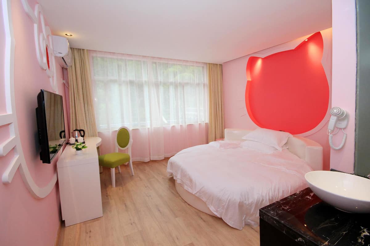 Romantische kamer, 1 queensize bed, en-suite badkamer | Een bureau, verduisterende gordijnen, geluiddichte muren, gratis wifi