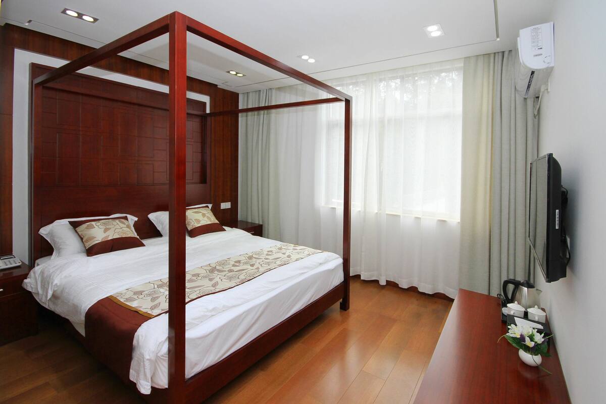 Phòng Exclusive, 1 giường cỡ queen, có phòng tắm riêng | Bàn, màn/rèm cản sáng, phòng cách âm