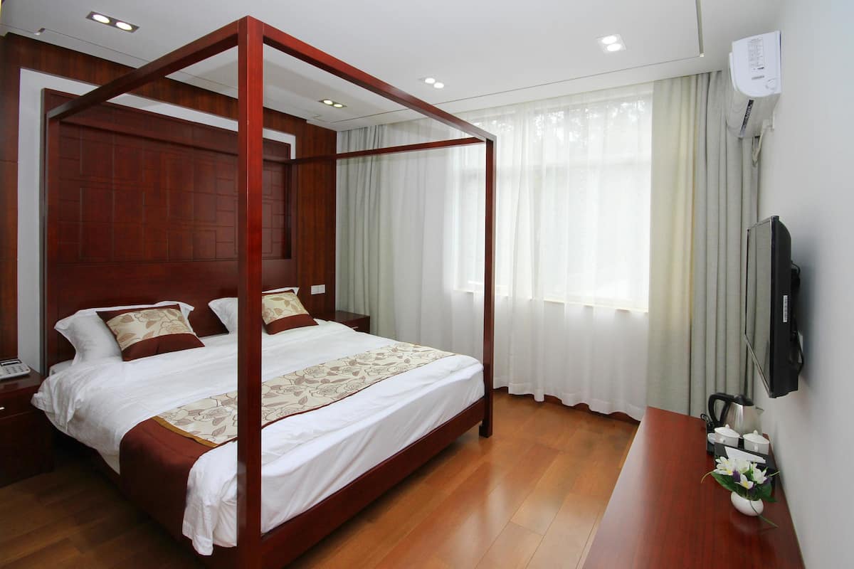 Exclusieve kamer, 1 queensize bed, en-suite badkamer | Een bureau, verduisterende gordijnen, geluiddichte muren, gratis wifi