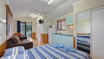 Deluxe Cabin | Iron/ironing board, cots/infant beds, free WiFi, bed sheets