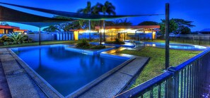 Outdoor pool - August Moon Caravan Park (Comoon Loop)