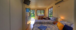 Superior Cabin | Iron/ironing board, cribs/infant beds, free WiFi, bed sheets - August Moon Caravan Park (Comoon Loop)