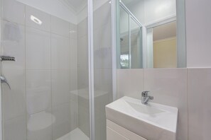 Bathroom - August Moon Caravan Park (Comoon Loop)