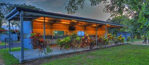 BBQ/picnic area - August Moon Caravan Park (Comoon Loop)