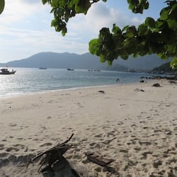 Perto da praia, areia branca, bar na praia, passeios de caiaque