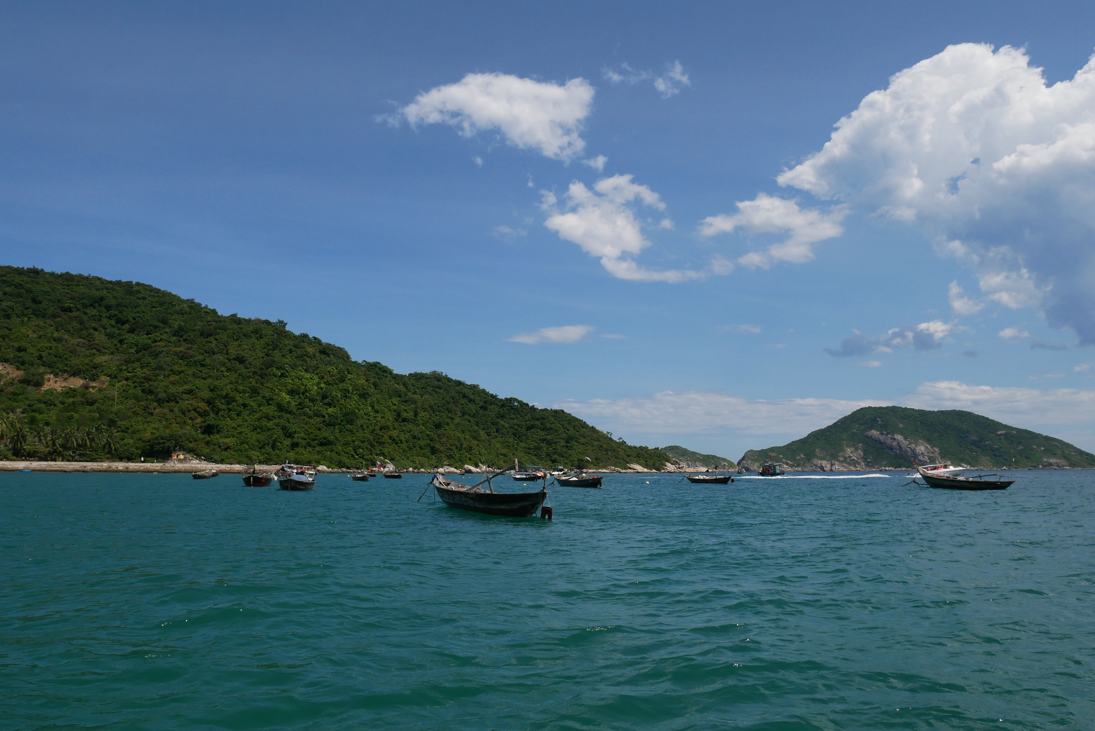 Beach nearby, white sand, beach bar, kayaking