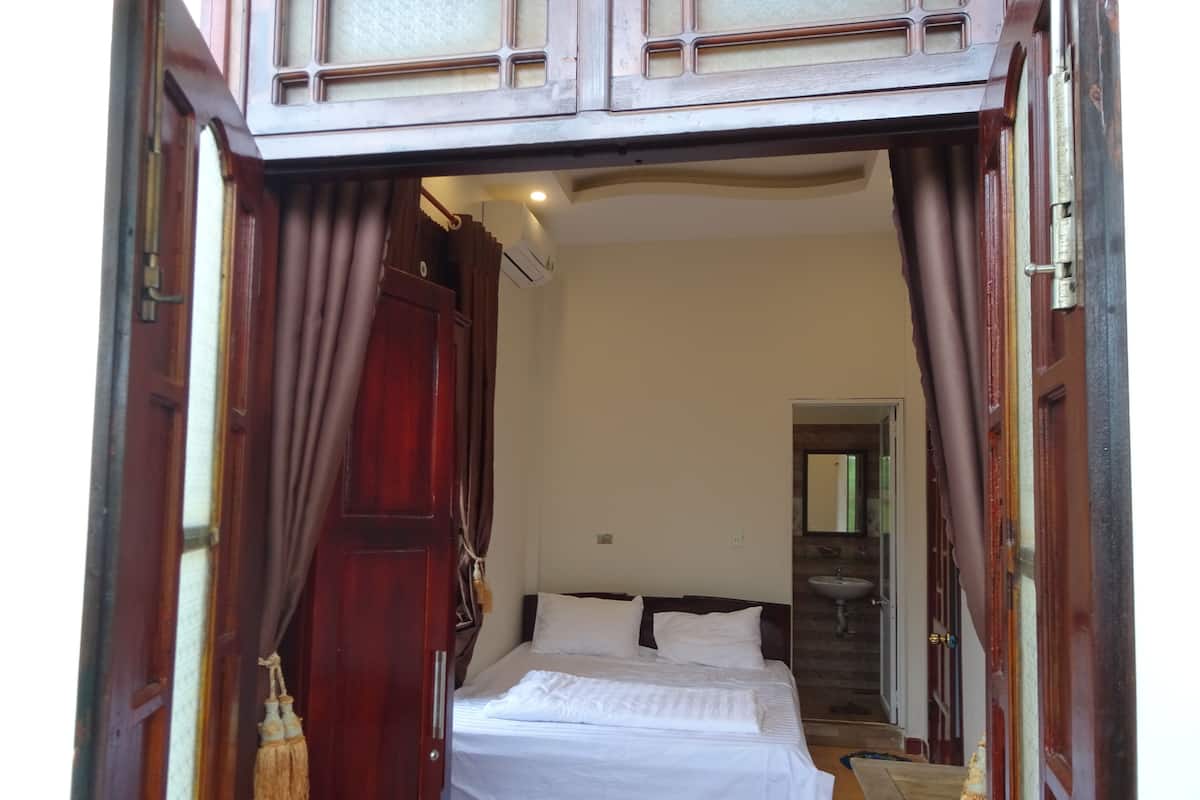 1 bedroom, desk