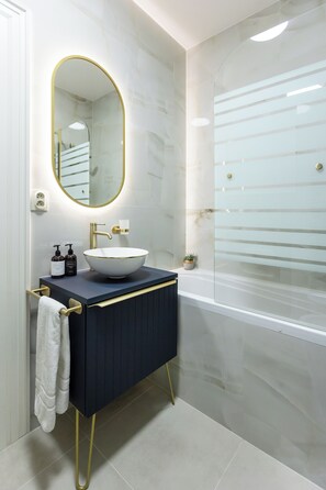 Departamento de lujo, balcón | Baño | Amenidades de baño de diseñador, secadora de cabello, toallas, jabón 