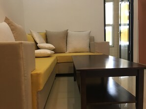 Apartamento familiar, 2 habitaciones, 2 baños | Sala de estar | Televisión LCD de 50 pulgadas con canales por satélite, una televisión