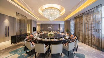 3 restaurants, international cuisine