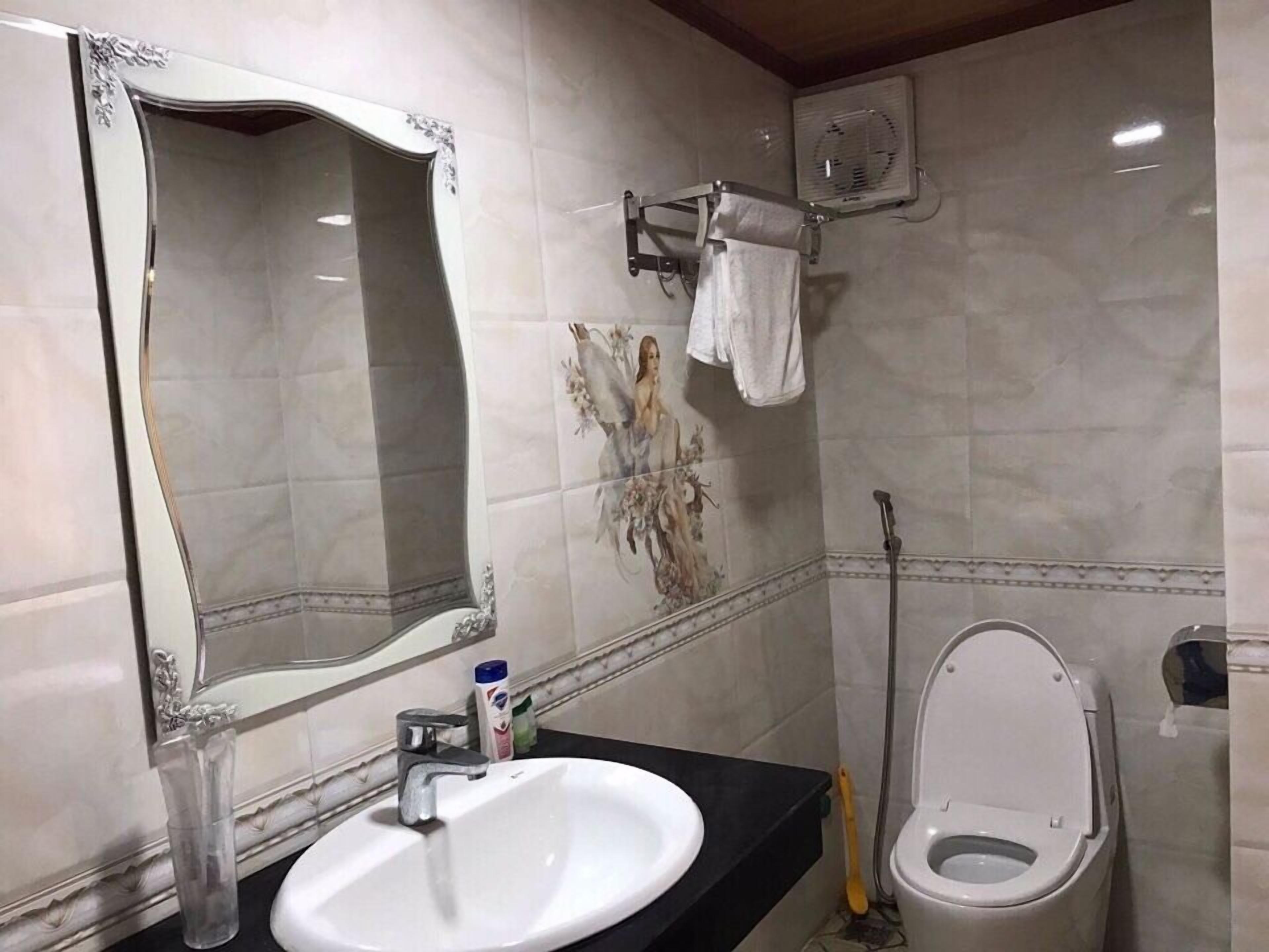 シャワー 、バスアメニティ (無料)、スリッパ、タオル