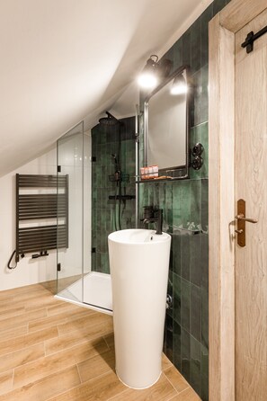 Shower, designer toiletries, hair dryer, bathrobes - Old Town Boho Chic Attic (Prague)