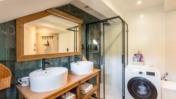 Bruser, designertoiletartikler, hårtørrer, badekåber