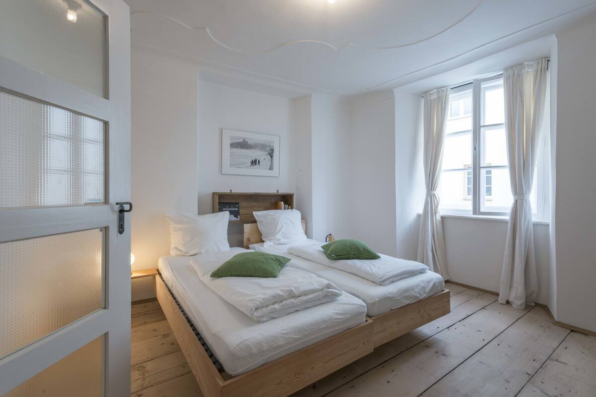 Design-studiosviitti, 2 makuuhuonetta, keittiö | Vauvansängyt, lisävuoteet, ilmainen Wi-Fi, yksilöllisesti kalustettu