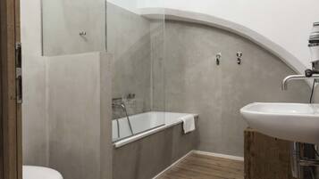 Design-Studio, 2 Schlafzimmer, Terrasse, zum Innenhof hin | Badezimmer | Komfortbadewanne, kostenlose Toilettenartikel, Haartrockner, Handtücher
