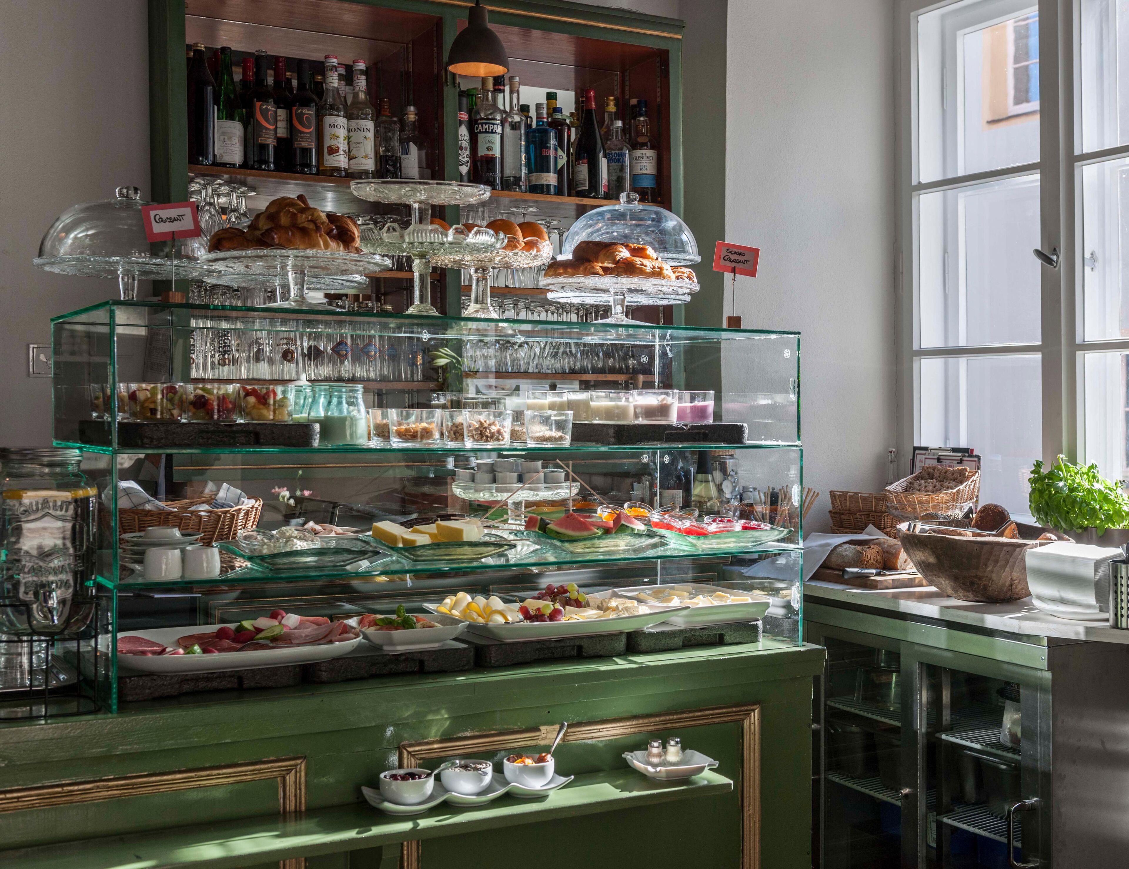 Tägliches Frühstücksbuffet (10.50 EUR pro Person)